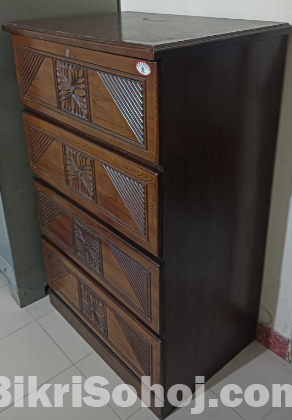 মাঝারি আকারের পুরাতন(কিন্তু মজবুত) ওয়ারড্রব